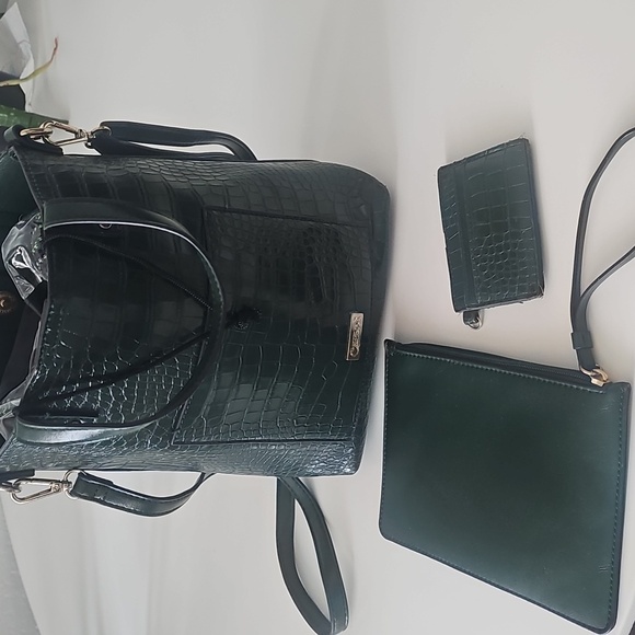 Carlos Handbags - Elegant Dark Green Croc-Embossed Shoulder Bag
